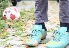 Kinderarmut: Ein Skandal! Kind mit zerschlissenen Schuhen